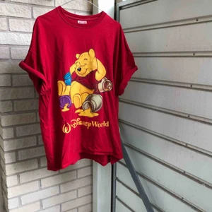  - Mys på alla sätt!! Storleken syns inte men tippar på XL. Snygg som t-shirtklänning och som vanlig tisha! 🍯 Frakt tillkommer