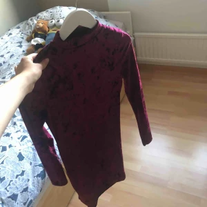  - Säljer sjukt fin sammetsklänning från ginatricot strl XS men mer som S 