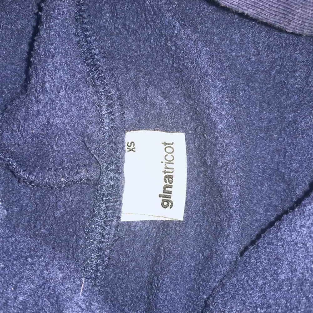 Marinblå hoodie, som ny  Storlek XS/S. Toppar.
