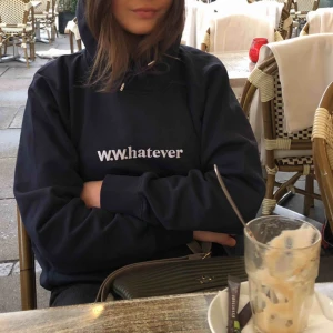  - Riktigt snygg hoodie från Wood Wood inköpt på deras butik i Köpenhamn för 1300 SEK. Sitter som en S-M. Passar som en unisex. 