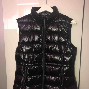  - Snyggaste västen i lackat material⭐️ använd ett fåtal gånger så i super fint skick och bra kvalité💕
