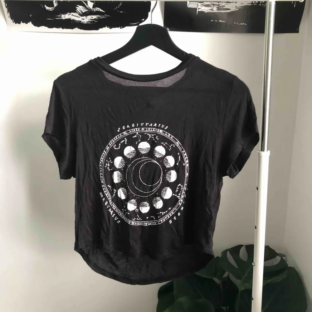 Brandy Melville-inspirerad t-shirt med astrologi tryck ifrån H&M💕. T-shirts.