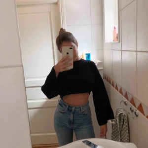  - Svart lite tjockare tröja från Zara knit i bra skick.