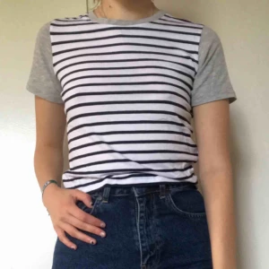  - Säljer min randiga, croppade t-shirt, köpt på Topshop i London! Kan mötas upp i Örebro eller så tillkommer en fraktkostnad på 39kr! Priset kan alltid diskuteras! :-)