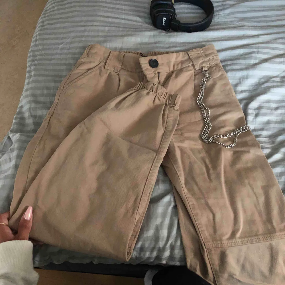 Cargobyxor från Bershka tillsammans med kedja. Väldigt snygga på.  Frakt står köpare för: 95 kr (kan hämtas upp i sthlm)  Total: 245 kr . Jeans & Byxor.