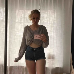  - Ganska korta jeansshorts, bekväma. 