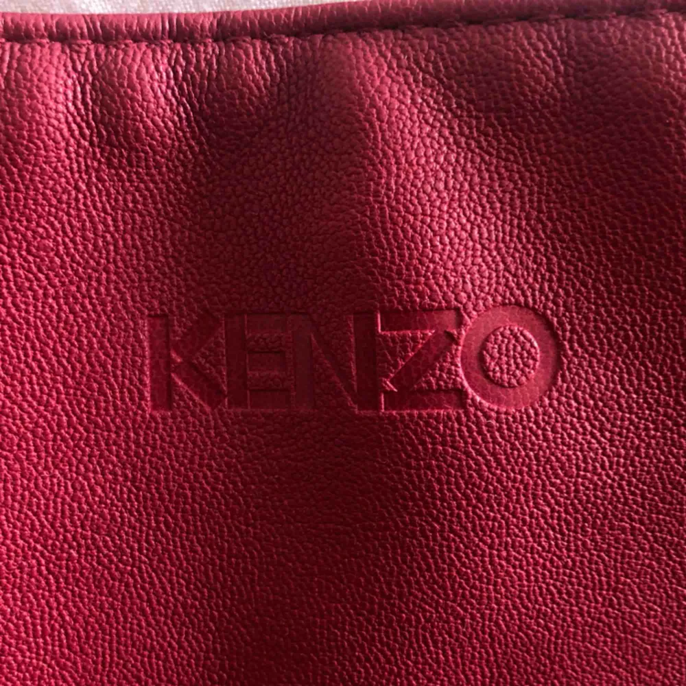 Säljer min äkta Kenzo handväska. Inköpt för nåt år sen men aldrig kom till användning. Lätt att matcha med. Köparen står för frakt på 50kr.. Väskor.