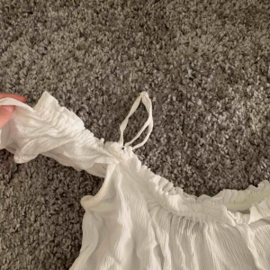  - Väldigt söt fin blus från Gina Tricot!  Storlek 34! Frakt står köparen för, möts annars upp🥰 Har ni frågor eller vill ha mer info, så är det fritt att höra av sig till mig!