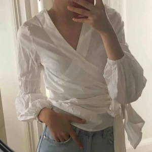  - En blus som kan knytas efter personliga ”viljor”! Snygg nu till sommaren!  Skulle säga att den absolut passar en 36-38  Använd en gång 