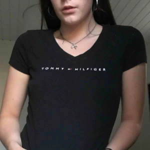  - Gullig Tommy hilfiger t-shirt i superskönt material! Frakt tillkommer🥰 passar också S!! 