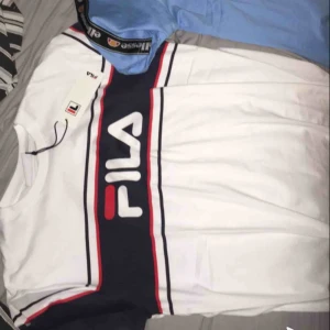  - 2 helt nya T-shirtar i storlek medium som var för små för mig, köptes för 550kr säljs för 300kr.