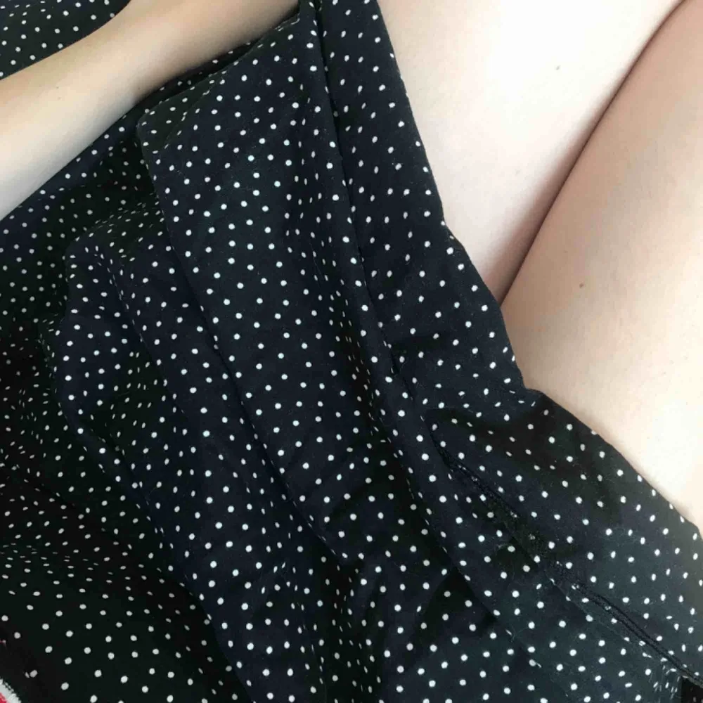 Prickig midi-kjol som räcker till knäna. Mörkblå, nästan svart, trendig. Kjolar.