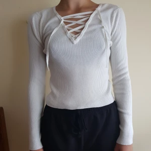  - En vit tröja från H&M som sitter tajt och passar till fester.🥰 Den är änvänt fast inte sliten. Köpt i Berlin för ett halv år sen.  Får verkligen ens kropp att se snygg ut. 😍Storleken är S (34/36). Säljer pga att den inte kommer till användning. 