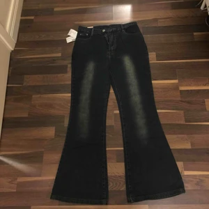  - Dam byxor - jeans - helt ny. Jag har en fullt kartong. Det går jätte bra med snabb affär också. Storlek: 27- 28 -29 - 30 