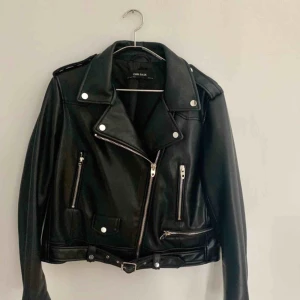  - 🌈 GÖR TOTALRENSNING AV JACKOR PGA FLYTT 🌈    Den mest perfekta svarta skinnjackan (ej äkta skinn) i svart. Jackan är i storlek XL och sitter oversized på mig som har storlek S/M.  Kan mötas upp i Uppsala, Stockholm eller fraktas.