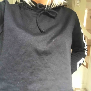  - Snygg svart croppad hoodie. Bra skick! Kan fraktas, mötas upp eller bytas.