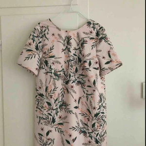  - Kort Klänning från Nelly, använd en gång! Lite djupare v-ringning i ryggen!  