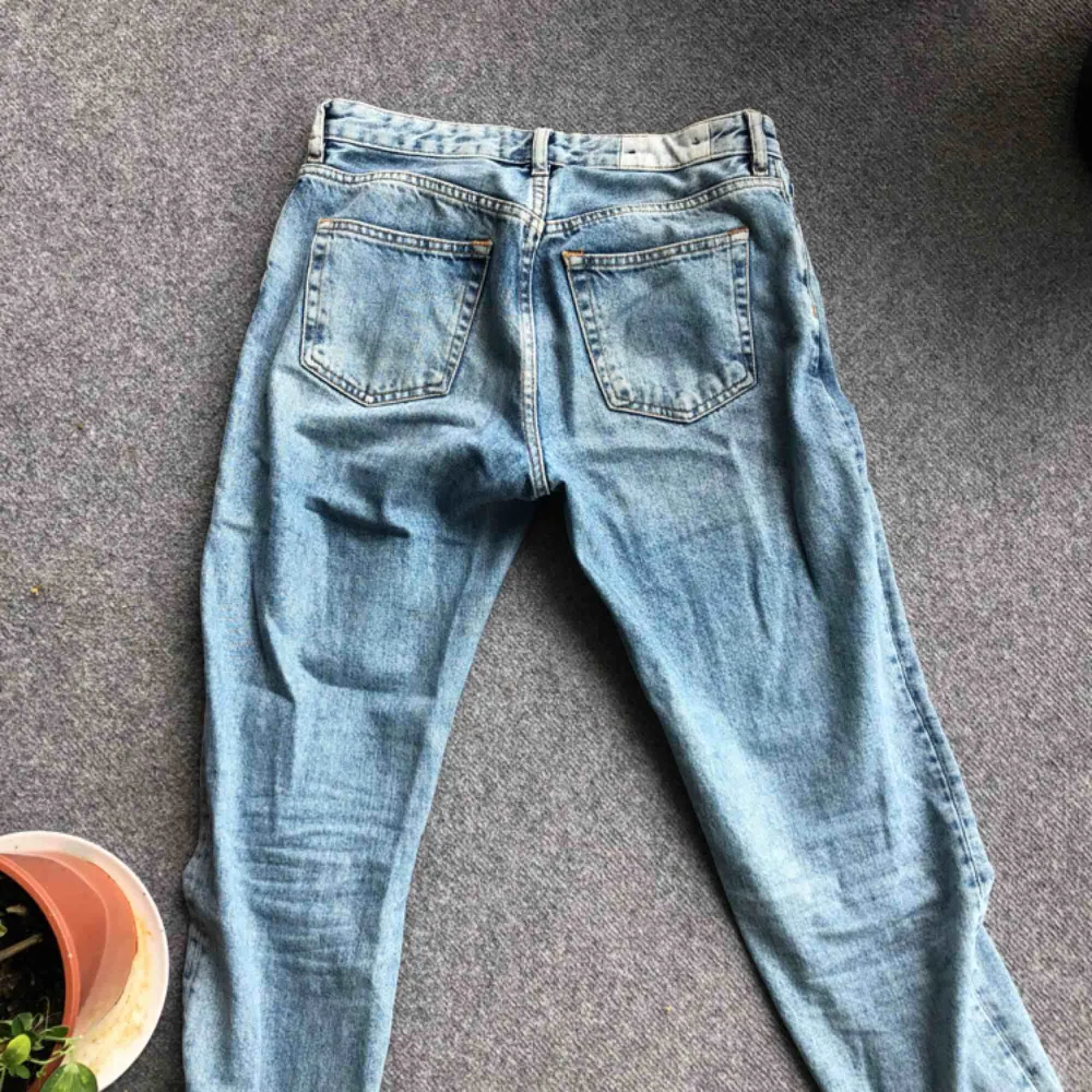 Ljusblåa girlfriend jeans från karve med avklippta byxben.  Köpta på carlings för 700kr och endast använda fåtal gånger. Sitter svin snyggt men är tyvärr för små:(. Jeans & Byxor.