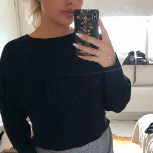  - Svart, varm tröja som smalnar av i underarmen. Jättefint att ha tex en skjorta under eller att ha den över en klänning nu på sommarkvällarna. 