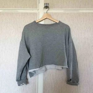  - En gammal crewneck jag klippte till magtröja för många år sen. Fint skick med tanke på att jag haft den i 7 år!! Står att den är L men sitter snyggt oversize på någon som är M eller S.