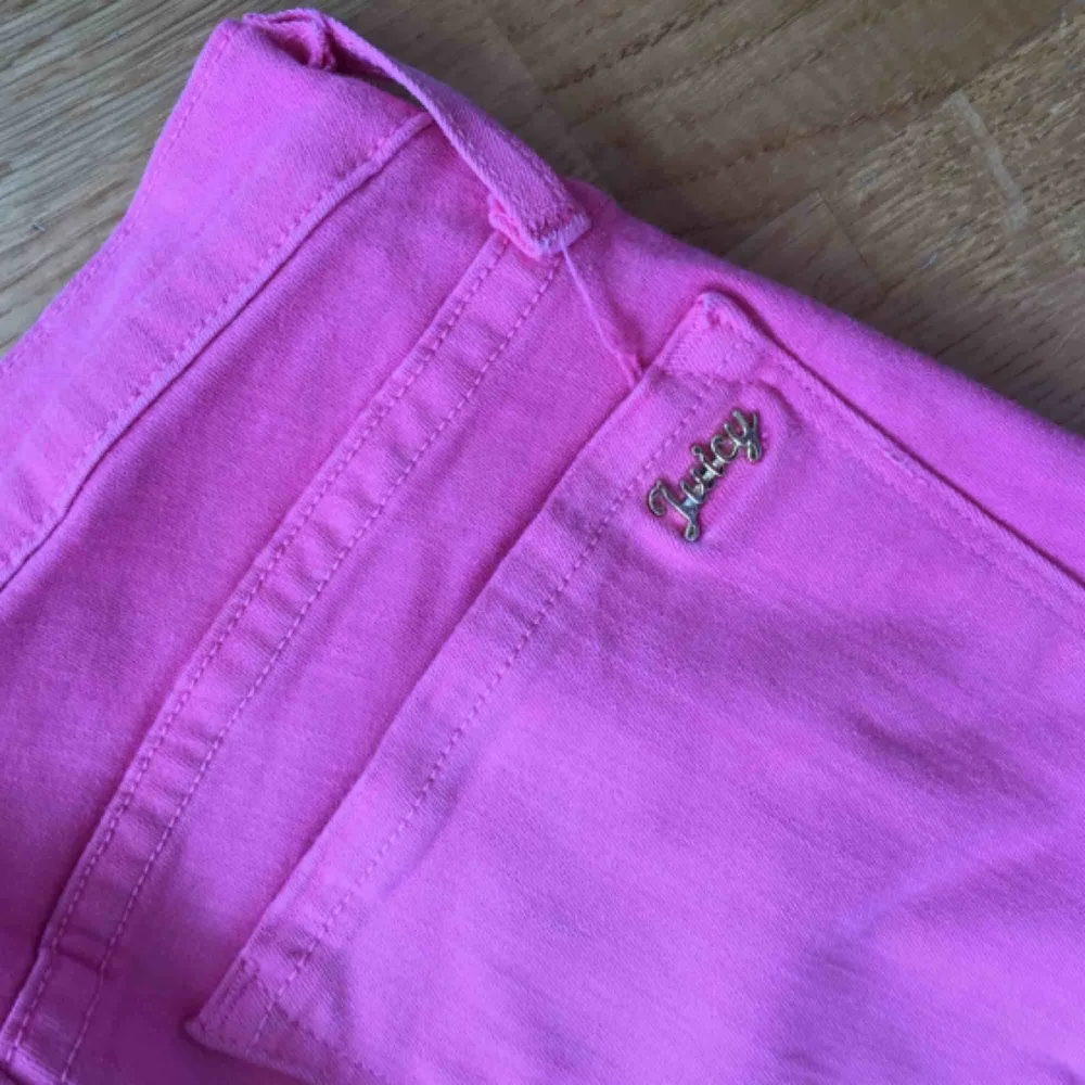 Jeans från Juicy Couture i en härlig rosa färg. Superskönt med en snygg guldig detalj på fickan. Köpta på NK med ett nypris på 2000 kr, använda fåtal gånger. Modell ”skinny” i storlek 24. Använd fåtal gånger.   Kolla gärna in mina andra annonser! . Jeans & Byxor.