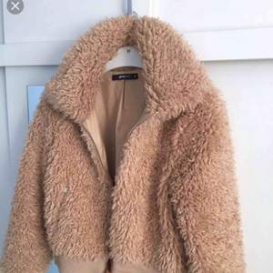 ”Savanna faux fur jacket” i färgen new carmel. Storlek 40, jag är vanligtvis en 34 och gillar att den är lite större. Har inte använt den en enda gång eftersom det var ett spontanköp. Prislappen finns kvar!