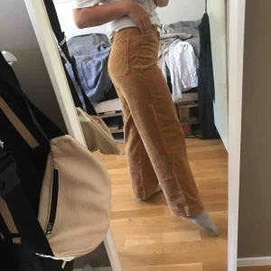  - manchesterbyxor från monki. Använda fåtal gånger, väldigt fint skick. Säljer pågrund av att jag ej använder dom