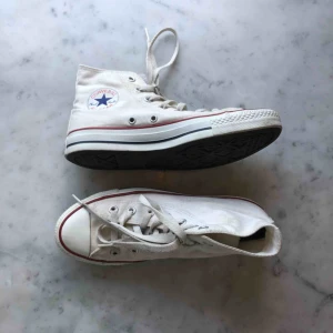  - Vita EJ äkta converse. Köpta secondhand men sparsamt använda. Bra skick, inga slitningar men få fläckar som bör kunna tvättas bort. 💘