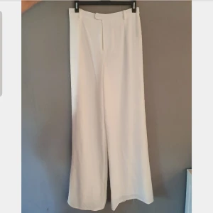  - Vita vida byxor från Missguided. De är endast provade, prislapp finns kvar. Byxorna är långa i längden och passar därför dig som är lång.