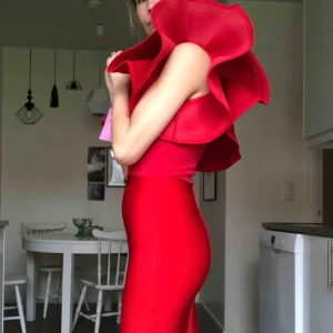  - Topp/bodysuit och kjol i bandagematerial. Formar kroppen väldigt snyggt och är mycket bekväm.  Nypris för settet är 1108 