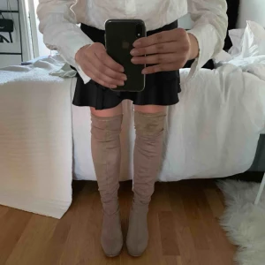  - beige overknee boots köpta på nelly förra hösten för 500:-, endast använda 3 ggr och säljs pågrund av att dom inte kommer till användning. kan mötas upp i Göteborg, annars står köparen för frakten :)