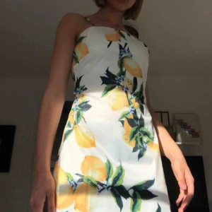  - En silkesklänning från Zaful i strl S, inköpt förra sommaren så inte så använd:) Säljes pga att det inte är min stil längre. Kan mötas i Sthlm annars står köparen för frakten:😊