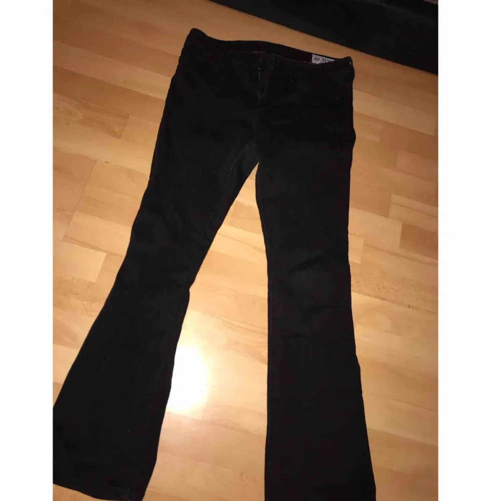 Hej säljer mina fina  bootcut jeans från crocker jeans! Säljes pga de är för små för mig. Passade mig bra när jag hade strl 38/40, finns i Karlskrona. Kan fraktas, men frakt ingår ej. Jeans & Byxor.