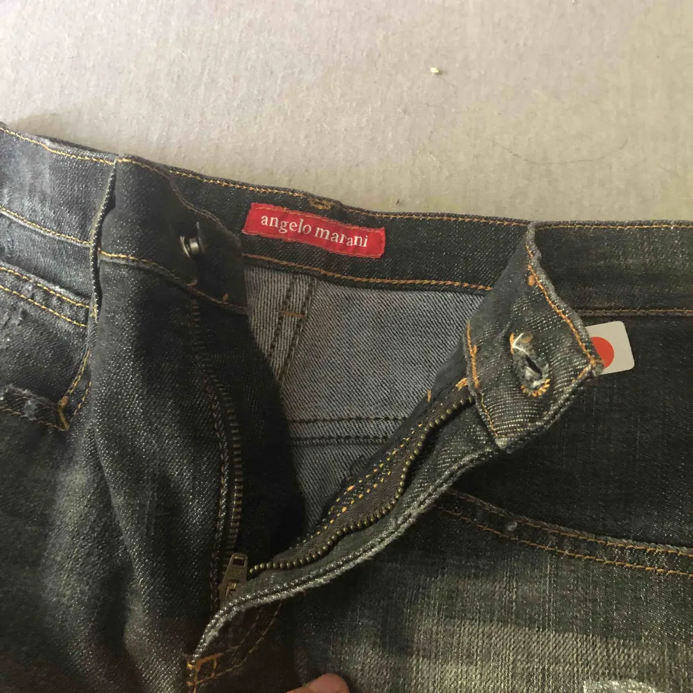 angelo marani jeans i nyskick. Aldrig används. Sälj pga för stor storlek. 2000kr från början. Jeans & Byxor.