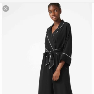  - Jumpsuit från Monki! Sparsamt använd och kan skicka flera bilder!