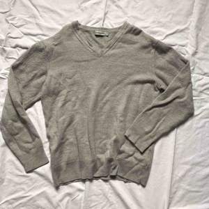Varm och skön tröja/pullover i 100% merinoull. Storlek M men har krympt i tvätten och passar nu XXS alternativt strl 140-150 cm.