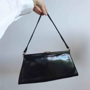  - Supersnygg väska från Oroton, köpt i Australien. kan mötas upp i Sthlm annars ligger frakten på 79kr💕 då det är många som skriver så är det den som genomfört betalning som får väskan. Alltså, om du skriver och inte svarar så kan den gå till någon annan