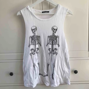  - Linne från Urban Outfitters. Köparen står för frakt. Kan även mötas upp i Helsingborg.