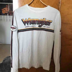  - Jättefin långärmad tröja från Wrangler! 💛 Kan mötas upp i Gävle eller frakta då köparen står för kostnaden 🥰