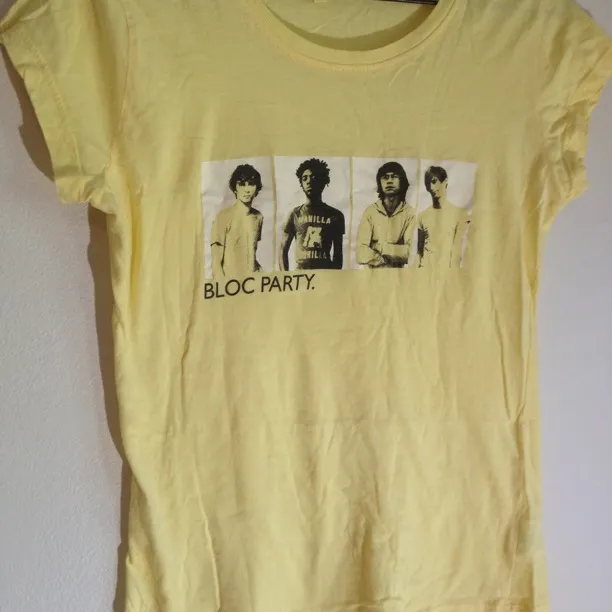 Ljusgul T-shirt med Bloc Party-tryck. Det står M men är som en 34/36. Fint skick!. T-shirts.
