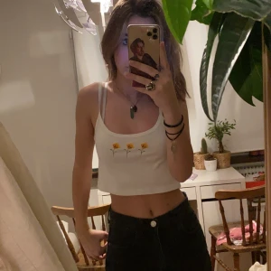 Brandy melville topp - Jätte söt somrig topp med broderade blommor🤩