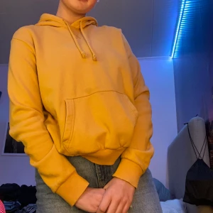 HM - En skit snygg tröja med en jätte fin fil färg, den har dock en fläck som ni ser på andra bilden men den syns knapp.