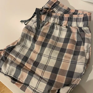 Pyjamsshorts stl xs - Jättefina pyjamasshorts från Change Lingerie i stl xs. De har knyte i midjan o två fickor fram. Fint rutigt mönster som är bäst i färg på sista bilden. Aldrig använda då de är för små för mig. Nypris 359 kr, mitt pris 150 kr inklusive frakt
