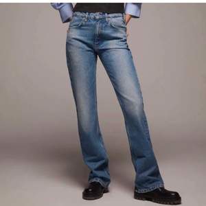 Söker dessa jeans från zara. Pris diskuteras❤️ storlek 36-38hälst❤️
