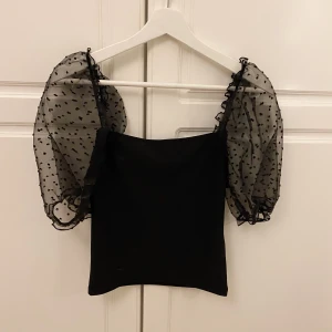 puffärmad topp - topp med puffärmar, passar S och M