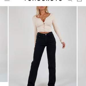 Säljer dessa super fina jeans pga dom passade inte dom är helt nya och har lapen kvar.                                           buda i kommentarerna 