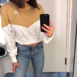 Sweatshirt  - Säljer min snygg Nike tröja. Den sitter perfekt och den är väldigt skön, inte använd alls många gånger. Hör av er om ni önskar mer information 🥰💓💓