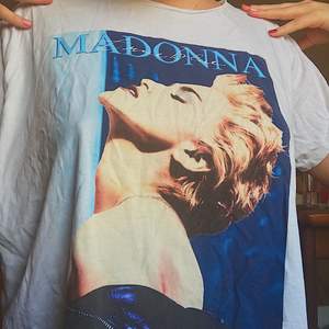Pösig T-shirt från H&M med Madonna tryck den är väldigt bekväm och bara använd ett fåtal gånger. Köparen står för frakten.
