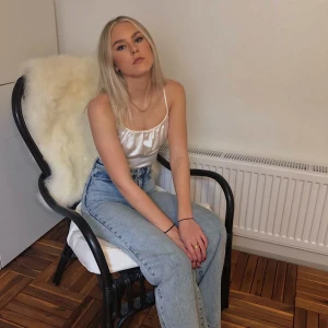 Vida jeans  - Säljer dessa ursnygga jeans från ginatricot. Har knappt använt den pga att jag har ett par likadana men i en mindre storlek!! 