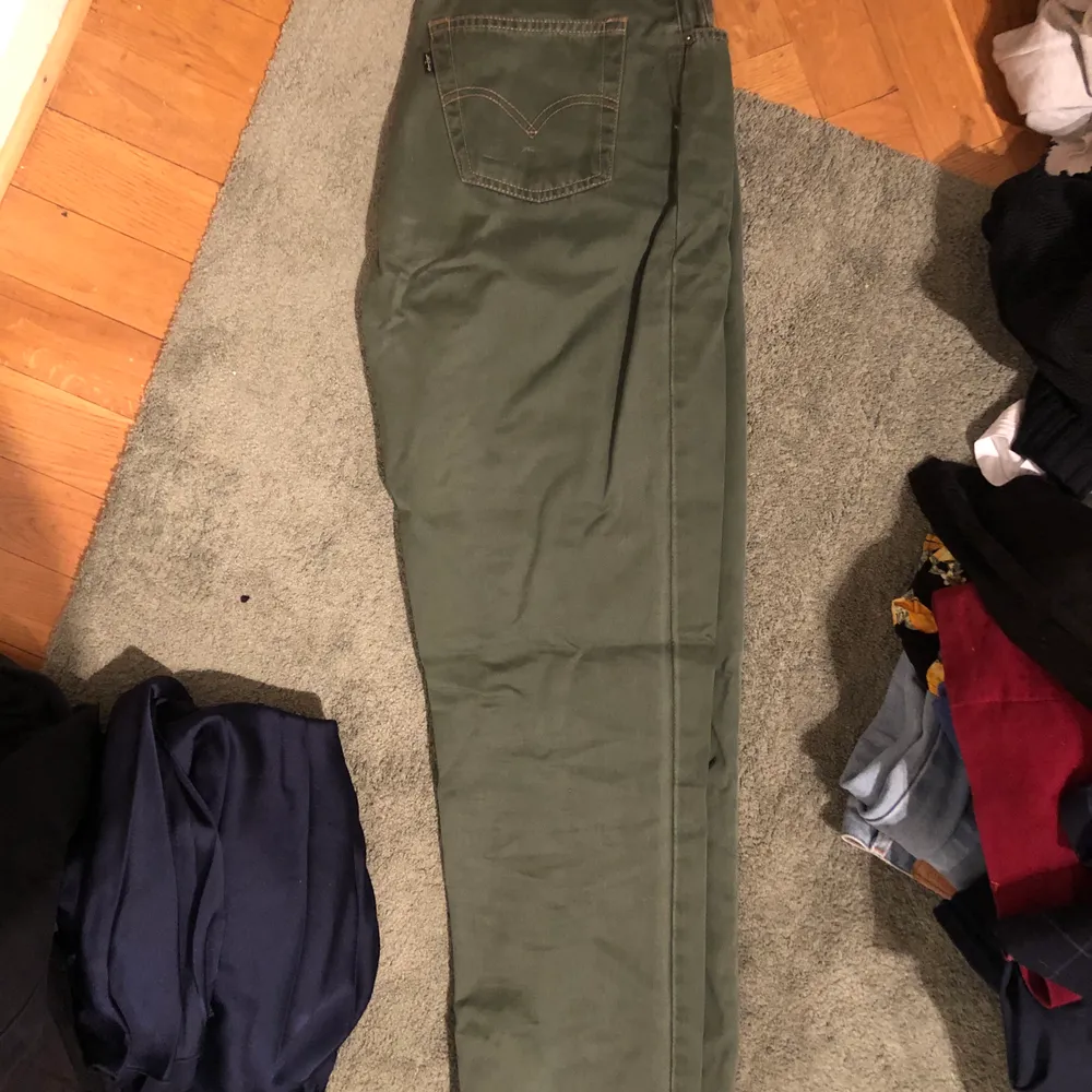 Levis köpta här på plick. En aning för små för mig (jag är en 29 i midja så dessa är små i storleken), slim fit. En militärgran färg. Frakt 69kr eller mötas upp i Malmö/Lund.. Jeans & Byxor.